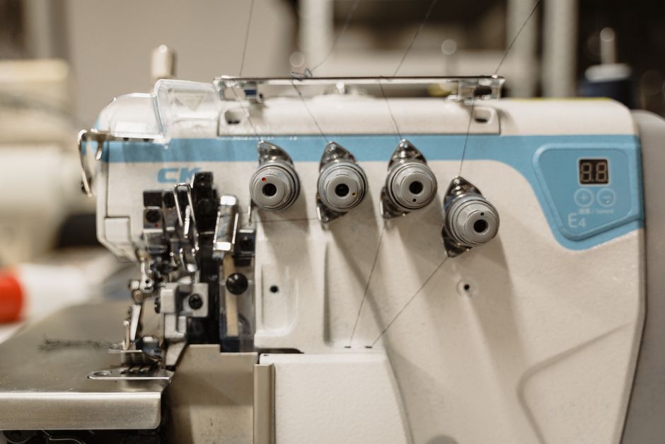 Machine &agrave; coudre surjeteuse & recouvreuse